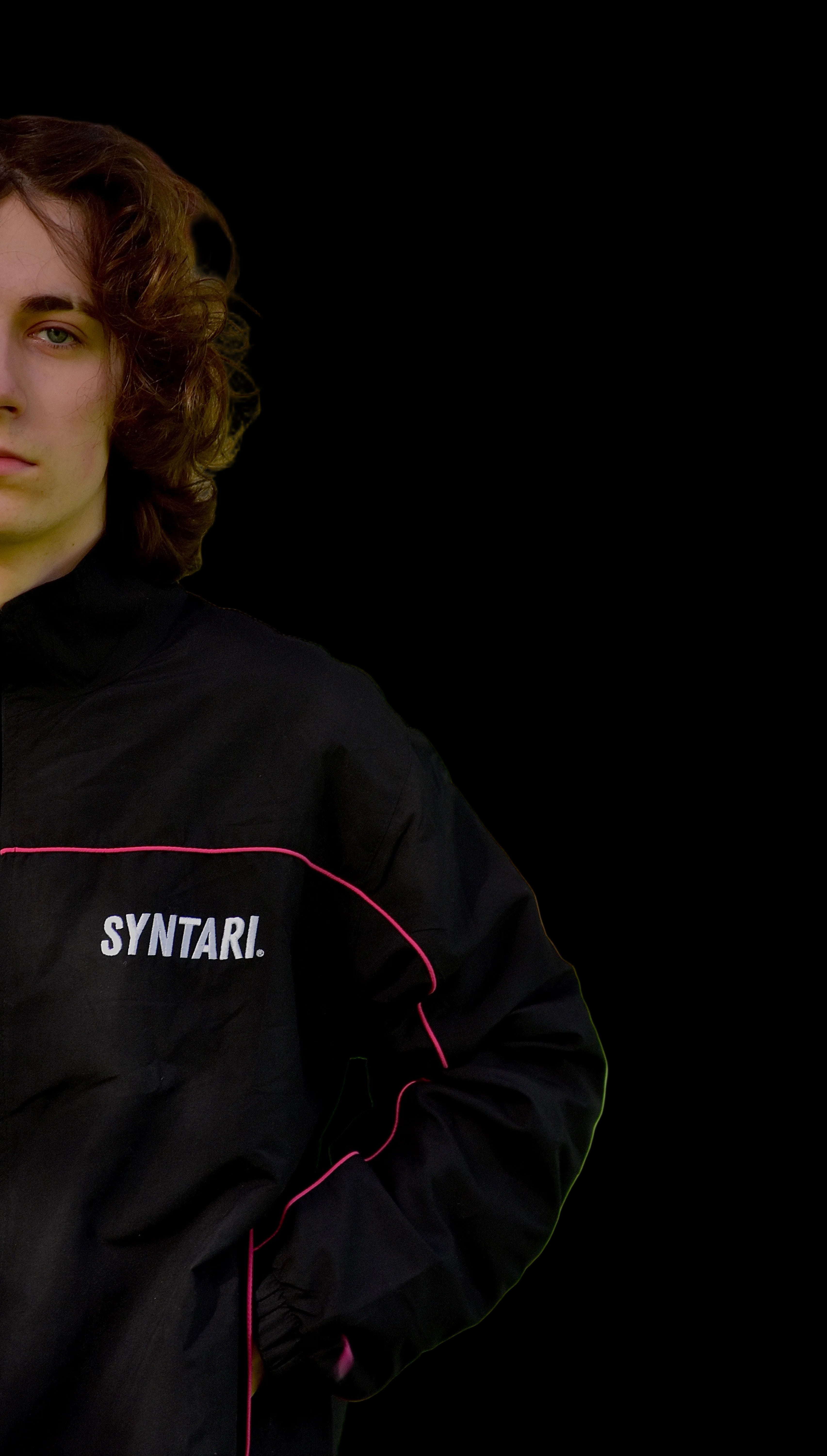 SYNTARI X INKASSO INGO Sportjacke in limitierter Edition, schwarze Jacke aus atmungsaktivem Material, frontal mit Reißverschluss.